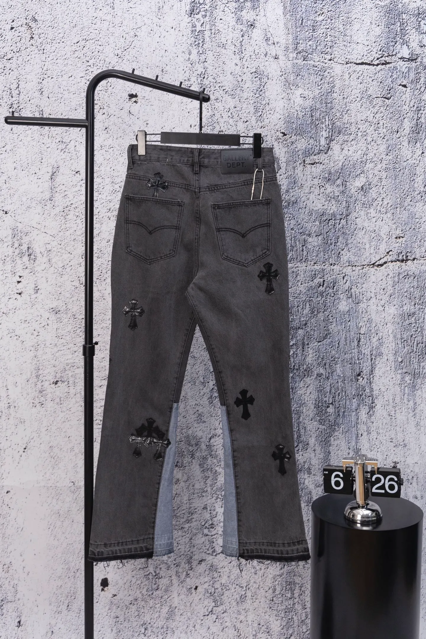 💰270 GALLERY DEPT. Vintage multi-leather splicing cross loose washed flared jeans to truly restore the ultimate texture of Vintage. Original hardware accessories, washed and other elevators, QR code analysis are all purchased from the original factory, high degree of restoration, you are welcome to compare the products~ Three-dimensional version Loose and comfortable, not picky about the figure, taller and slimmer, factory Seiko, original factory quality control, same style for men and women, can be matched with couples, versatile recommendation, must-have jeans for all seasons Size: 28-30-32-34 Color: blue gray